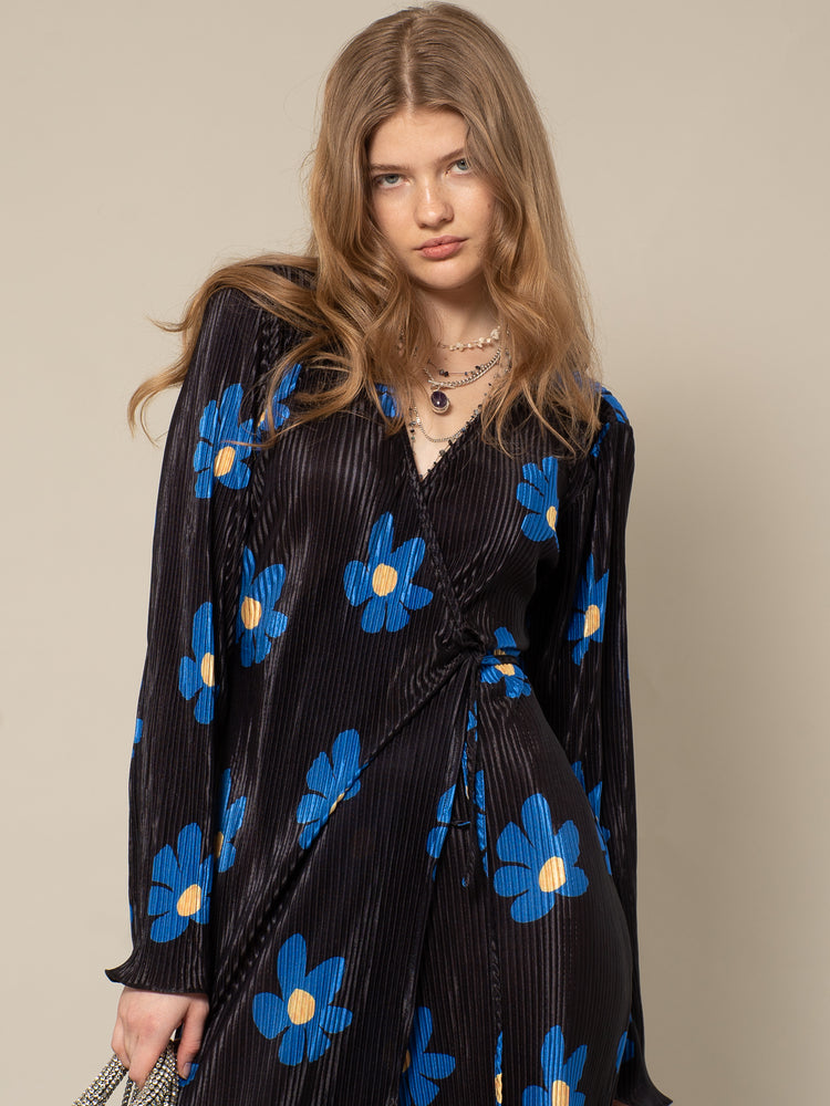 
            
                Load image into Gallery viewer, KADY - WRAP MAXI DRESS IN BLACK AND BLUE FLOWER PRINT
            
        