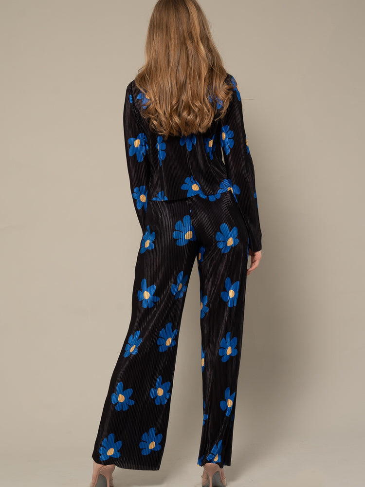 
            
                Load image into Gallery viewer, EVIE - BUTTON UP SHIRT IN BLACK AND BLUE FLOWER PRINT
            
        