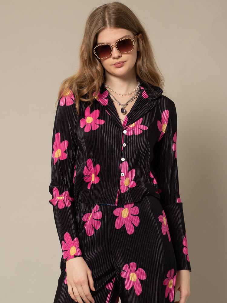 
            
                Load image into Gallery viewer, EVIE - BUTTON UP SHIRT IN BLACK AND RED FLOWER PRINT
            
        