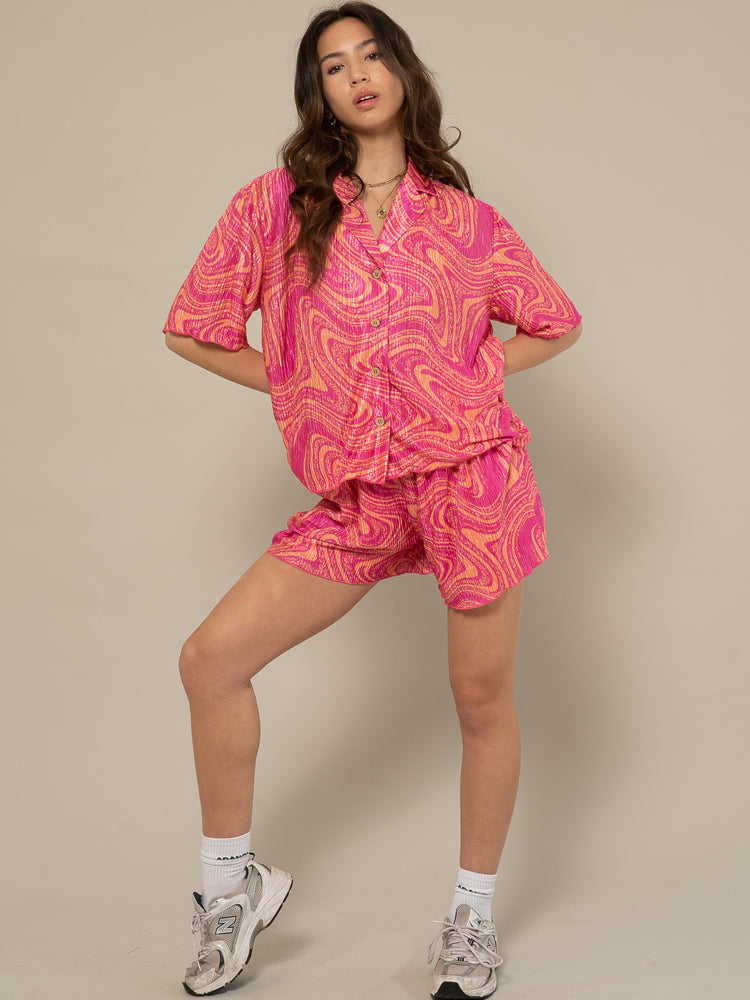 
            
                Load image into Gallery viewer, LISA - RELAXED SHORTS IN PINK SWIRL PRINT
            
        