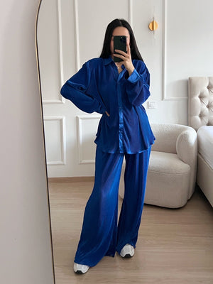 
            
                Load image into Gallery viewer, BELLA - OVERSIZED BUTTON UP SHIRT IN ELECTRIC BLUE
            
        