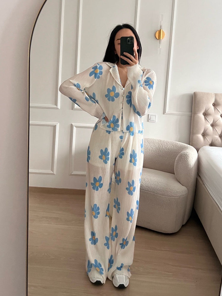 
            
                Load image into Gallery viewer, JAZZY - RELAXED PANTS WITH ELASTIC WAIST IN WHITE AND BLUE FLOWER PRINT
            
        