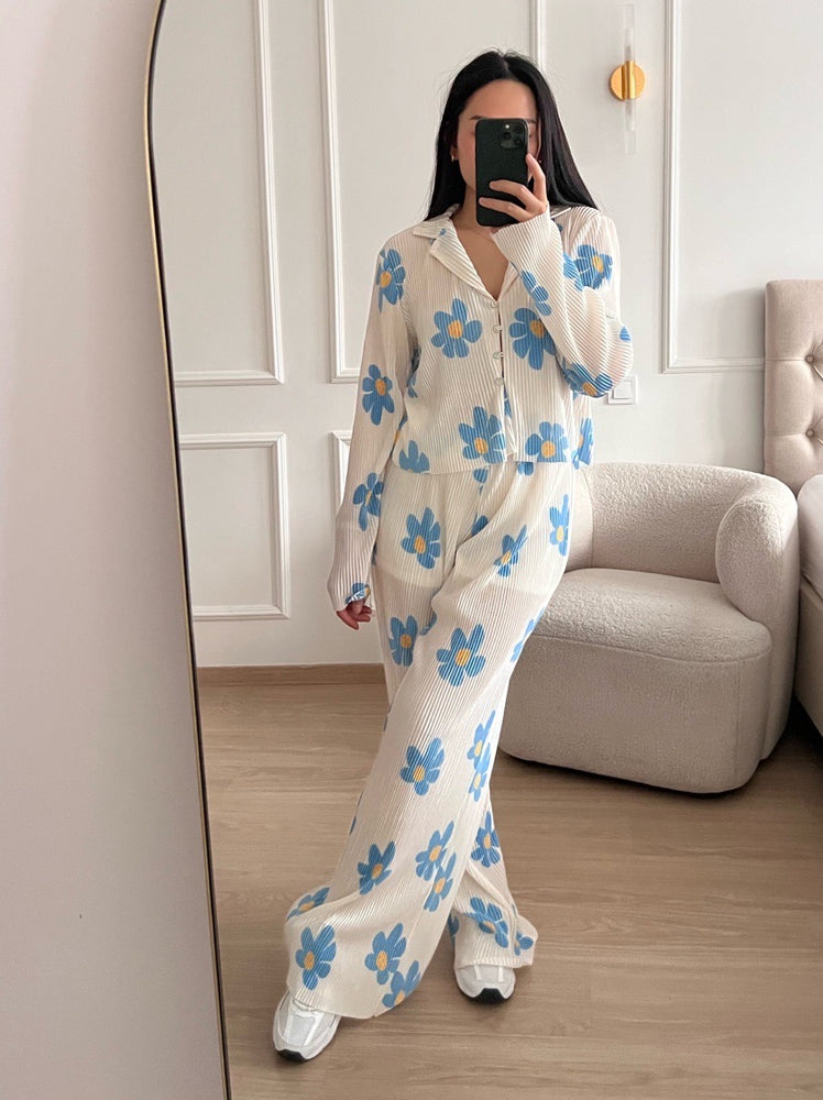 
            
                Load image into Gallery viewer, JAZZY - RELAXED PANTS WITH ELASTIC WAIST IN WHITE AND BLUE FLOWER PRINT
            
        